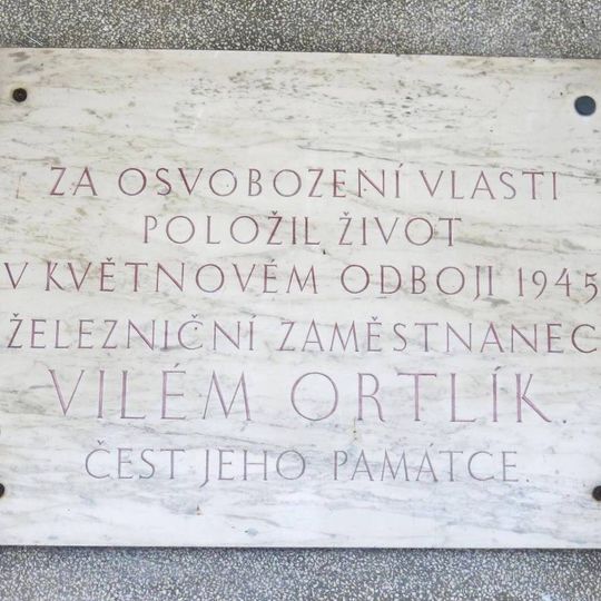 Pamětní deska padlému Vilému Ortlíkovi na nádraží v Bakově nad Jizerou