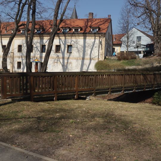 Lávka přes severní rameno Rokytky v zámeckém parku Dolní Počernice u pivovaru