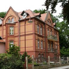 Villa Löbel, villenartiges Wohnhaus mit Einfriedung und Nebengebäude Berliner Straße 43
