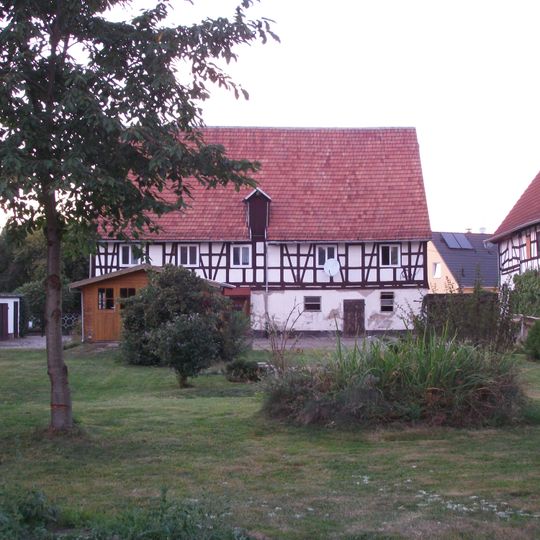 Wohnstallhaus, Seitengebäude mit Durchfahrt und Scheune eines Vierseithofes Hauptstraße 64