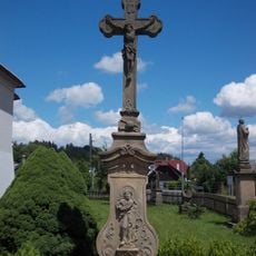 Kamenný kříž u kostela v Levínské Olešnici