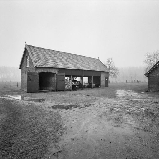 Traditionele, gedeeltelijk open wagenschuur op rechthoekige plattegrond