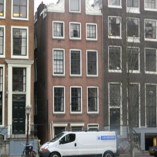 Huis, vanwege de zandstenen onderdelen van de gevelhals