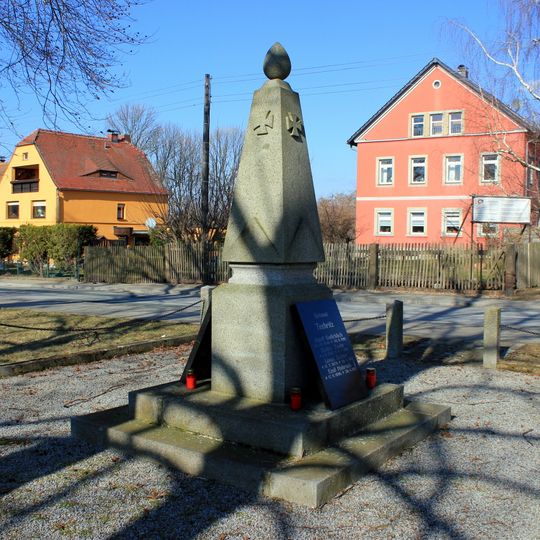 Kriegerdenkmal für die Gefallenen des Ersten Weltkrieges mit Einfriedung Hauptstraße, auf dem Dorfanger