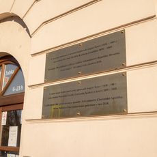 Pamětní deska Augusta Šenoa na Karlově náměstí v Praze