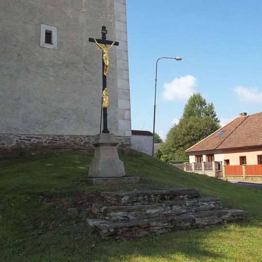 Kříž u kostela v Obratani
