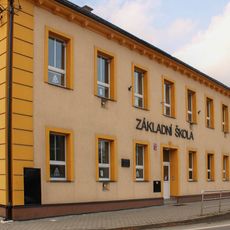 Pamětní deska ve Zvoli na základní škole