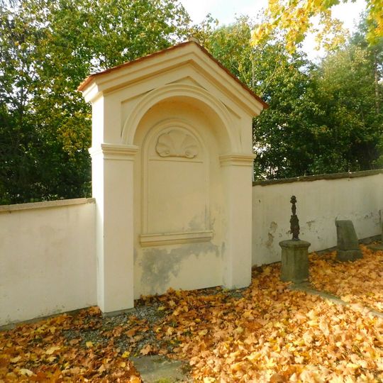 Výklenková kaplička v západní ohradní zdi hřbitova u svatého Vojtěcha v Havlíčkově Brodě