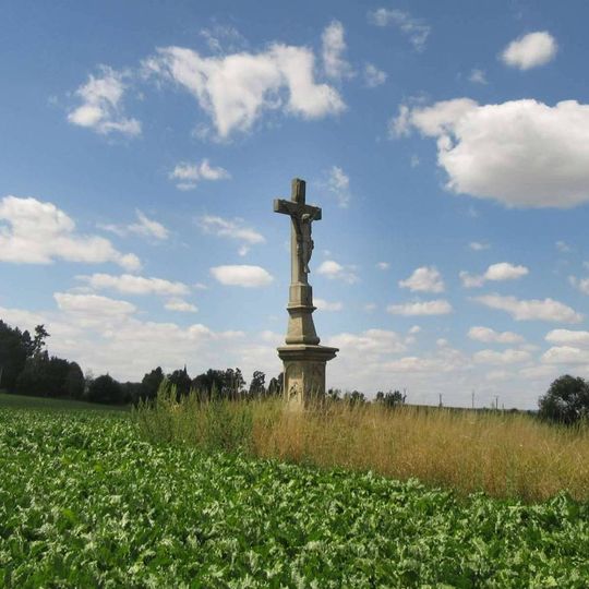 Kříž u Bílé Lhoty v poli