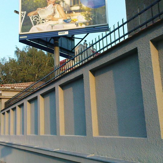 Ogrodzenie z bramami Państwowego Zakładu Epidemiologicznego