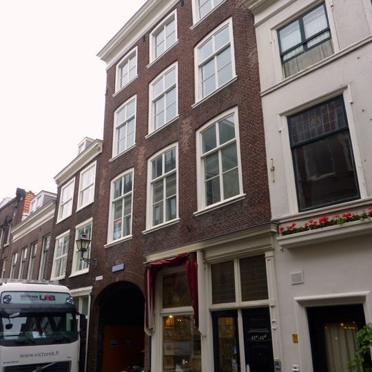 Voormalig pakhuis aan een binnenterrein gelegen in sobere neo-renaissance, thans in gebruik als woonhuis