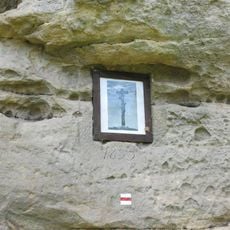 Obrázek na skále u cesty kolem Černého rybníka pod hradem Kost