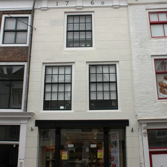 Huis met gecementeerde rechte gevel