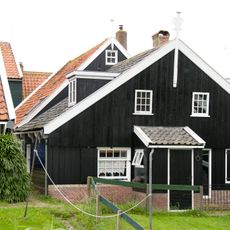 Houten huis met brede topgevel