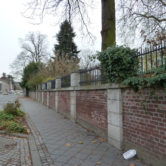 Bloemendal Castle: brick wall