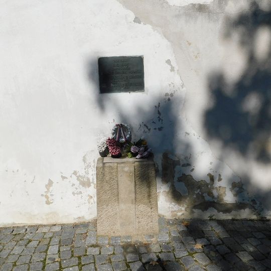 Pamětní deska Jana Jarolíma a Mil. Měšťana na zdi Břevnovského hřbitova