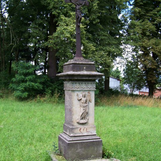 Kříž za kostelem v Horním Jelení