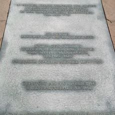 In den Boden eingelassene, rechteckige Gedenktafel zum Ludwigsplatz und zur Ludwigskirche mit einem Zitat von Johann Wolfgang von Goethe