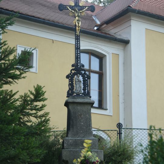 Kříž u kostela sv. Jana Křtitele v Rokytnici nad Rokytnou