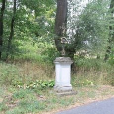 Kříž u silnice v dolní části Louček