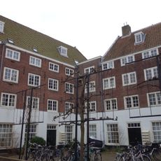 Pand met gepleisterde lijstgevel. Onderbouw modern