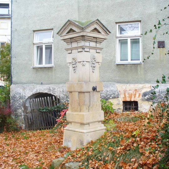 Ozdobný sloup u domu 340 v České Kamenici