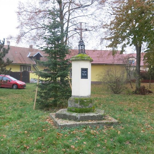 Kříž naproti domu 200 ve Strakách
