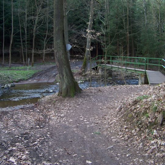 Lávka přes Mnichovku u rozcestníku pod Hláskou