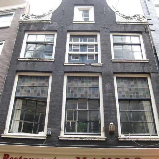 Pand met gevel met top in merkwaardige tussenvorm tussen hals en klok