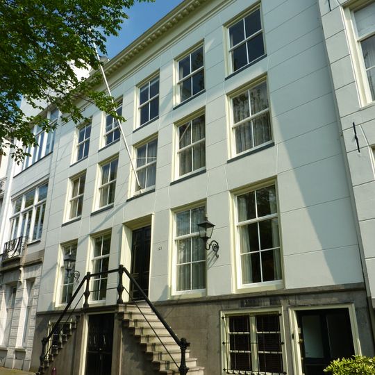 Dubbel huis met verbouwde, gepleisterde gevel onder rechte lijst