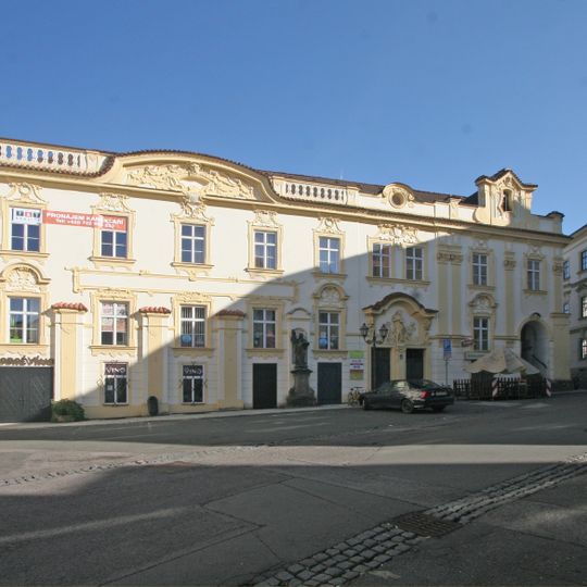 Městský dům se sochou svatého Jana Nepomuckého