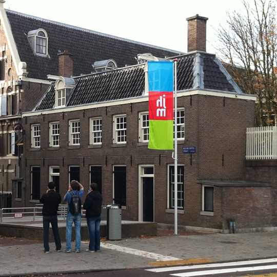 Door schilddak gedekt pand bevattende twee ondiepe woningen