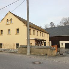 Westliches Wohnstallhaus und Scheune eines Dreiseithofes („Weißes Roß“) Coblenzer Straße 2