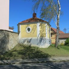 Kaple za kostelem v Mělnickém Vtelně