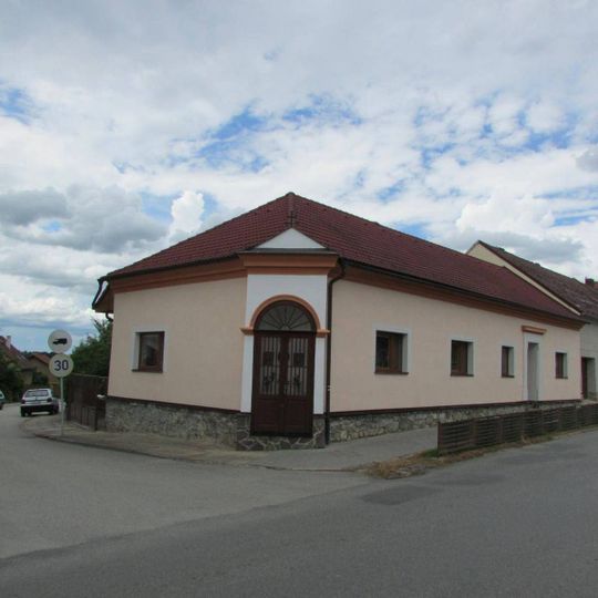 Vestavěná kaplička v Nádražní ulici v Chýnově