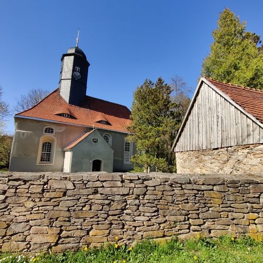 Kirche mit Einfriedungsmauer sowie vier Grabmäler aus dem 19. Jh. auf den ehem. Kirchhof Talstraße 64