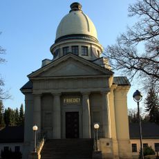 Krematorium mit Urnenwand, einige Grabmäler und Denkmäler Reichenhainer Straße 102; 104
