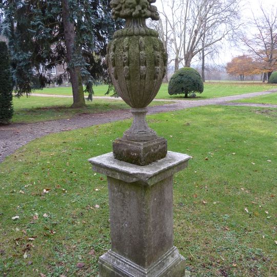 Eijsden Castle: garden vase on base