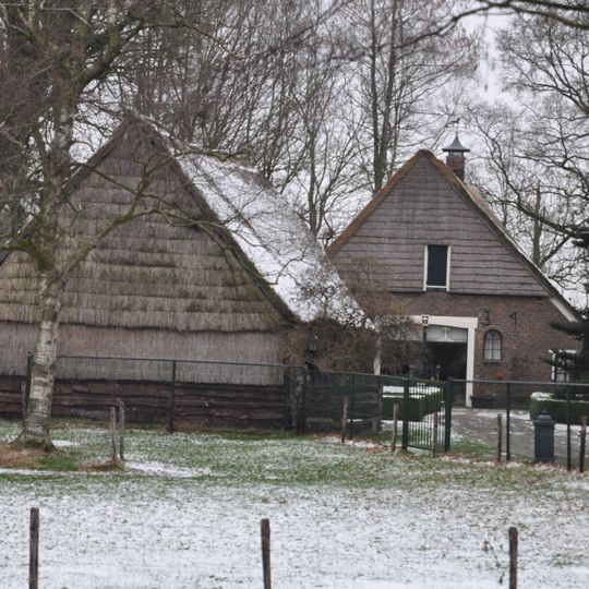 Hooischuur met schaapskooi