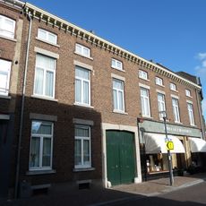 Huis met de trappen: house / shop with brewery wing