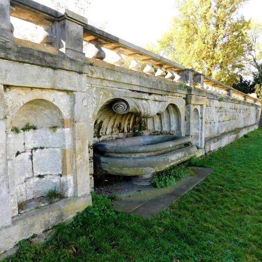 Kašna v západní části balustrády v zahradě zámku v Brandýse nad Labem