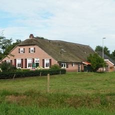 In hoofdvorm gaaf bewaarde boerderij van het Staphorstse type