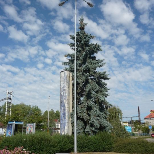 Sloupová plastika s keramickým reliéfem u nádraží v Havlíčkově Brodě