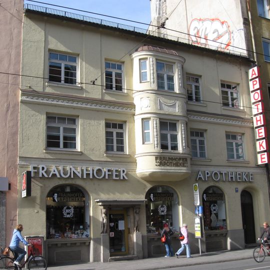 Fragment eines früher höheren Hauses im Neo-Louis-Seize-Stil