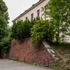 Mur oporowy (pomiędzy posesjami nr 2 i 4)