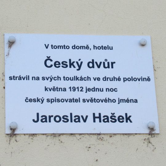 Pamětní deska Jaroslava Haška na hotelu Český dvůr v Rokycanech