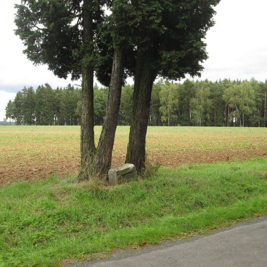 Kříž mezi Pískem a Újezdem nade Mží