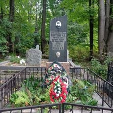 Братская могила летчиков, в которой похоронены Герой Советского Союза М.А. Советский (1917-1944) и гвардии старший лейтенант А.А. Гожев (1911-1944)