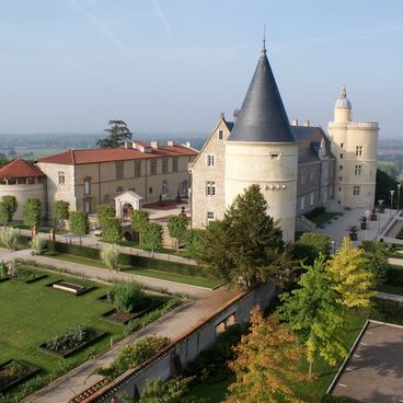 The Loire reveals its treasures: castles, medieval villages, and wild landscapes