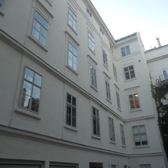 Wohn- und Geschäftshaus an Stelle des Nikolaiklosters